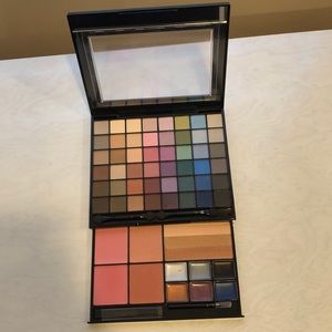 Lord and Taylor Deluxe Face Pallette